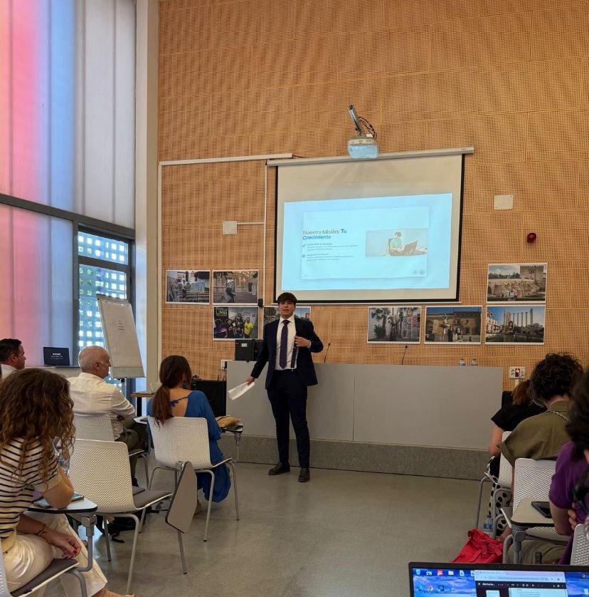 Un profesional de LANTI AI impartiendo formación sobre Inteligencia Artificial a un equipo de empresa.